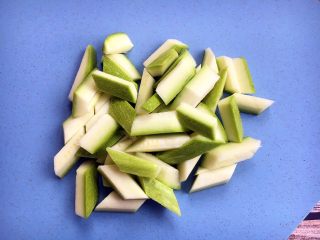 2、鸡蛋炒小西葫芦蟹味菇,将小西葫芦切成菱形块。