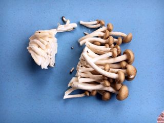 3、鸡蛋炒小西葫芦蟹味菇,蟹味菇切去根部。