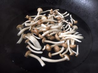 4、鸡蛋炒小西葫芦蟹味菇,蟹味菇焯水,沥干水分备用。