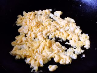 5、鸡蛋炒小西葫芦蟹味菇,鸡蛋提前炒熟备用。