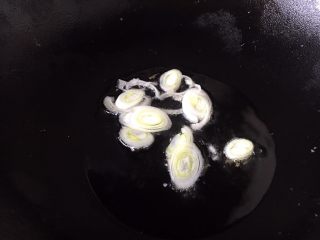 6、鸡蛋炒小西葫芦蟹味菇,热锅凉油,放入葱花。