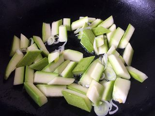 7、鸡蛋炒小西葫芦蟹味菇,放入小西葫芦,翻炒均匀。