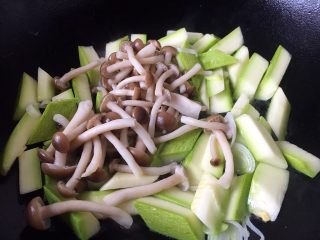 8、鸡蛋炒小西葫芦蟹味菇,放入蟹蟹味菇,翻炒均匀。