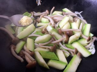 11、鸡蛋炒小西葫芦蟹味菇,放入适量的鸡精提鲜。