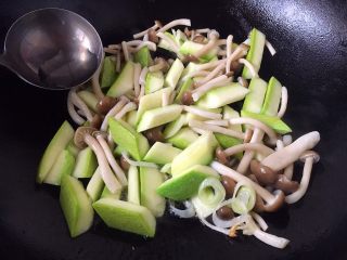 9、鸡蛋炒小西葫芦蟹味菇,烹入1小勺的白糯米酒(料酒),翻炒均匀。