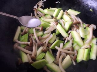 10、鸡蛋炒小西葫芦蟹味菇,放入适量的盐调味。