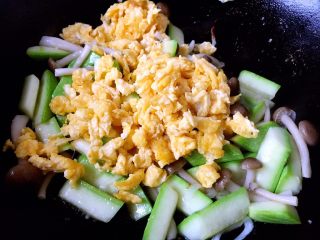 12、鸡蛋炒小西葫芦蟹味菇,放入炒熟的鸡蛋,翻炒均匀。