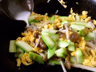 13、鸡蛋炒小西葫芦蟹味菇,进入1勺的水淀粉勾薄芡。