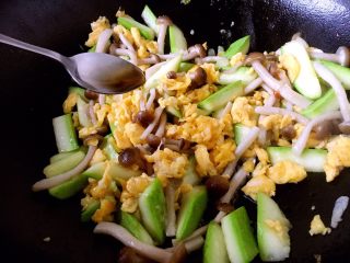 14、鸡蛋炒小西葫芦蟹味菇,放入1小勺的花椒油提鲜。