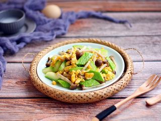 15、鸡蛋炒小西葫芦蟹味菇,成品图。