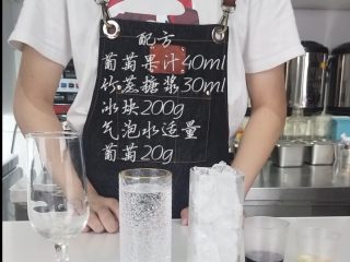 1、夏日水果气泡饮，长得漂亮还喝不胖,准备好材料