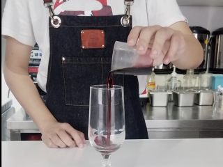 2、夏日水果气泡饮，长得漂亮还喝不胖,取冷饮杯，倒入葡萄汁