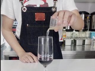 3、夏日水果气泡饮，长得漂亮还喝不胖,倒入竹蔗冰糖糖浆