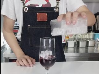 4、夏日水果气泡饮，长得漂亮还喝不胖,倒入适量冰块