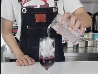 5、夏日水果气泡饮，长得漂亮还喝不胖,沿冰块倒入气泡水（满杯即可）