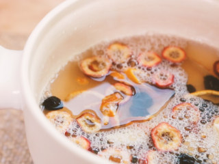 3、【酸梅汤】最正宗的古法酸梅汤，是烟熏味的,四味食材与浸泡用的水一起入锅；