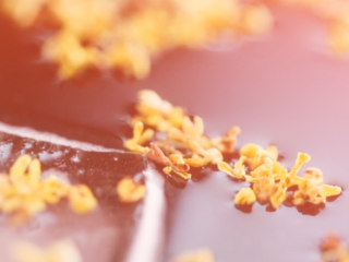 12、【酸梅汤】最正宗的古法酸梅汤，是烟熏味的,将桂花水混合进酸梅汤，冰镇后即可饮用。