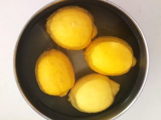 8、蜜渍柠檬皇菊茶,把柠檬清洗干净，再用温水浸泡柠檬20分钟