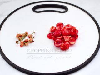 4、樱桃草莓冰爽果汁,洗净的樱桃去蒂去核,把樱桃掰成两半。