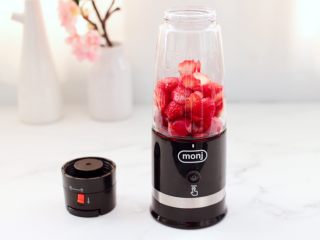 6、樱桃草莓冰爽果汁,把樱桃和草莓放入monj 真空榨汁杯里,这样打出来的果汁不会氧化口感好。