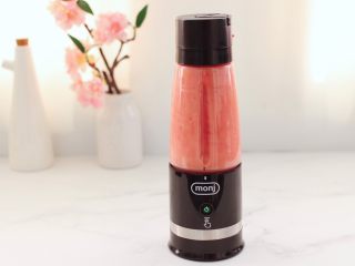 10、樱桃草莓冰爽果汁,时间到颜值爆棚的樱桃草莓冰爽果汁就榨好了。