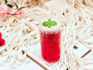 12、樱桃草莓冰爽果汁,营养丰富又冰爽可口,自己做的干净又料足。