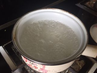 1、番茄鸡蛋意面,准备一个小煮锅，放入凉水，放入少许盐，大火煮开；