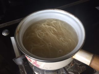 2、番茄鸡蛋意面,放入面条，搅拌，加入少许凉水，再次烧开；