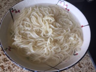 3、番茄鸡蛋意面,面条烧断生，放入凉开水中，搅拌下，待用，这样面条不容易糊；
