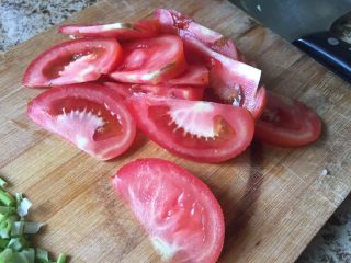 4、番茄鸡蛋意面,番茄，切成片；待用；