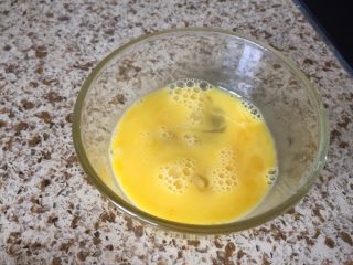 5、番茄鸡蛋意面,鸡蛋，打散，待用；
