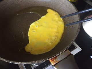 6、番茄鸡蛋意面,热锅，放入少许油，倒入鸡蛋液，迅速划散；