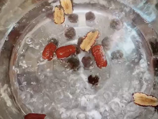 2、补血养颜汤,水开了先下桂圆干和红枣煮十分钟