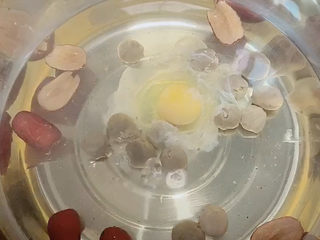 3、补血养颜汤,然后打入一颗鸡蛋，注意不要太大动静搅动，鸡蛋要保持完整，再盖盖小火煮五分钟，