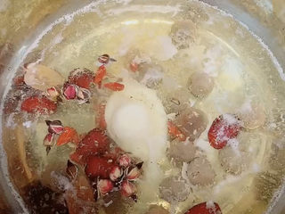 4、补血养颜汤,加入玫瑰花和枸杞，因为这两样都比较容易煮烂，后放营养更好。