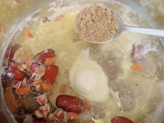 5、补血养颜汤,加入一勺红糖，继续小火煮五分钟