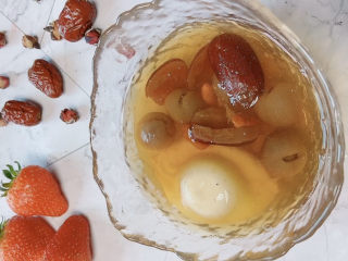 7、补血养颜汤,趁热一碗吃下去，全身都热了起来。大姨妈过后，可以多喝几次，补血效果很好呢，女人就是要对自己好一点。