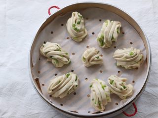 11、葱油花卷,全部做好以后放入蒸笼内，发酵至原来的1.5倍大