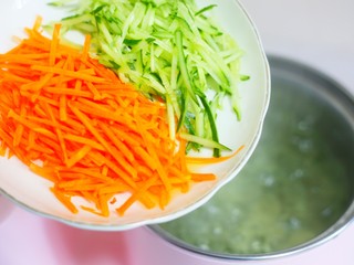 5、十分钟营养早餐面,早餐机汤锅加入开水加适量盐，放入胡萝卜丝、黄瓜丝焯水30秒。