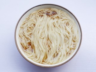 11、十分钟营养早餐面,煮好的面条盛入调料碗中。