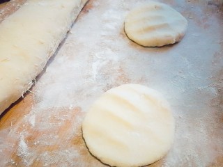 9、韭菜鸡蛋饼,面团分成大小均匀的面块