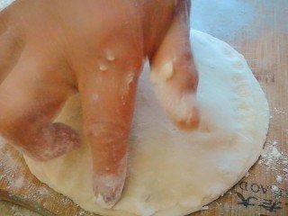 13、韭菜鸡蛋饼,上面在放一张面皮，周围按压紧