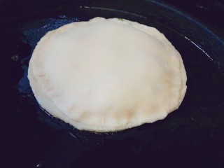 14、韭菜鸡蛋饼,热锅凉油放入饼