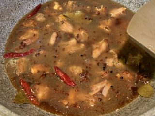 12、板栗炖排骨,加入没过排骨的开水