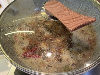 13、板栗炖排骨,盖上盖子小火煮15分钟左右