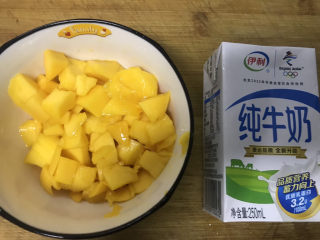 2、芒果布丁????,把芒果切成小丁，准备牛奶