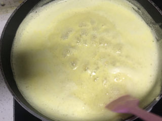 9、芒果布丁????,小火加热，边加热边搅拌至煮开