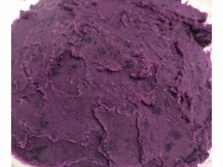 2、紫薯鸡蛋卷,加入牛奶一点 压成泥备用