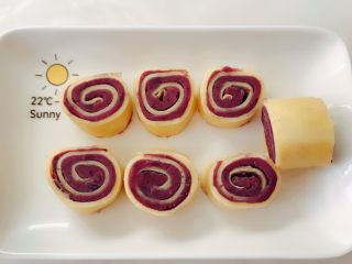 9、紫薯鸡蛋卷,切成小段即可