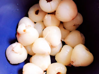 4、荔枝罐头,将荔枝重新洗干净。